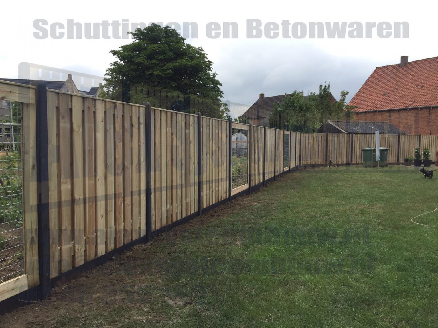 Hout/beton schutting met tuinschermen en gaas/groen Alex Systeembouw