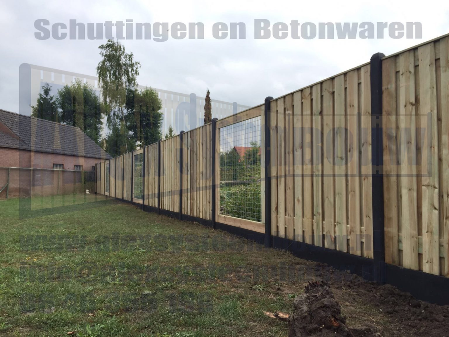 Hout/beton schutting met tuinschermen en gaas/groen Alex Systeembouw