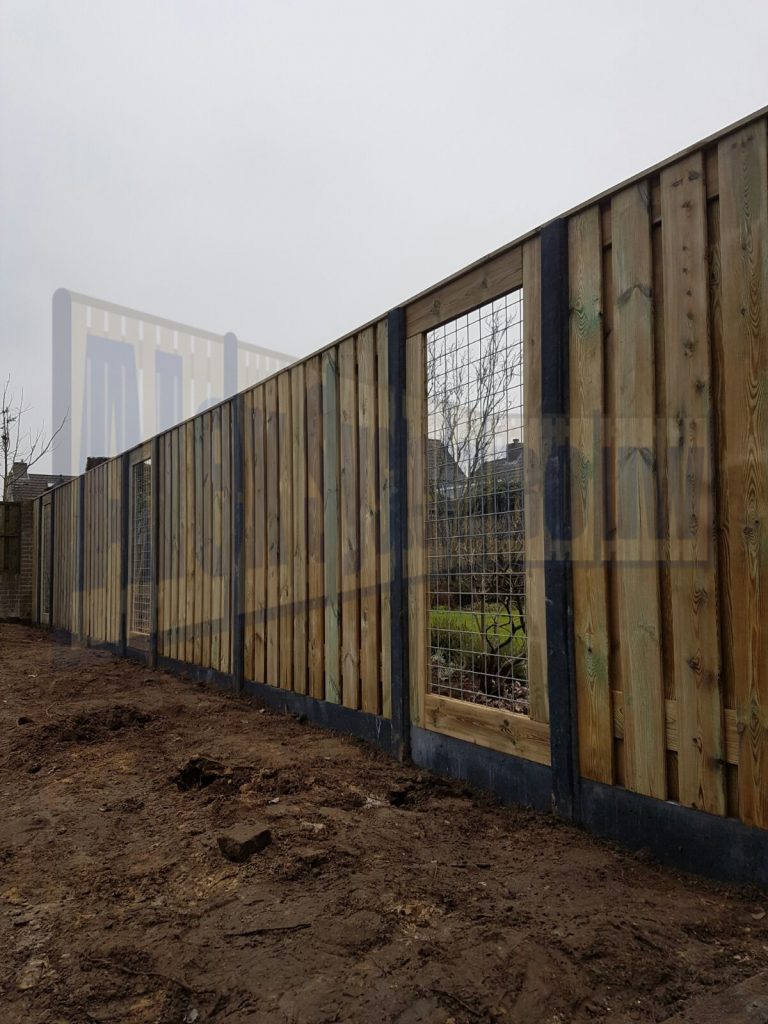 Hout/beton schutting met tuinschermen en gaas/groen Alex Systeembouw