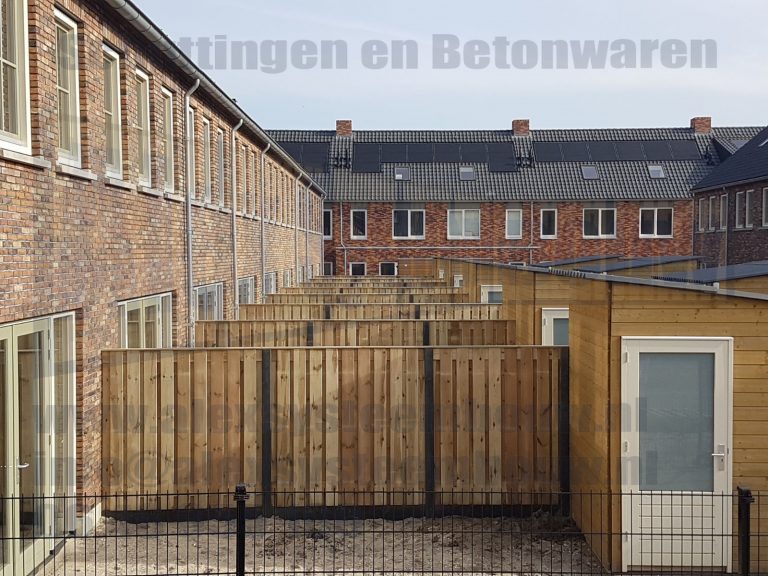 Schuttingen met 21 planks grenen tuinschermen in nieuwbouwwijk