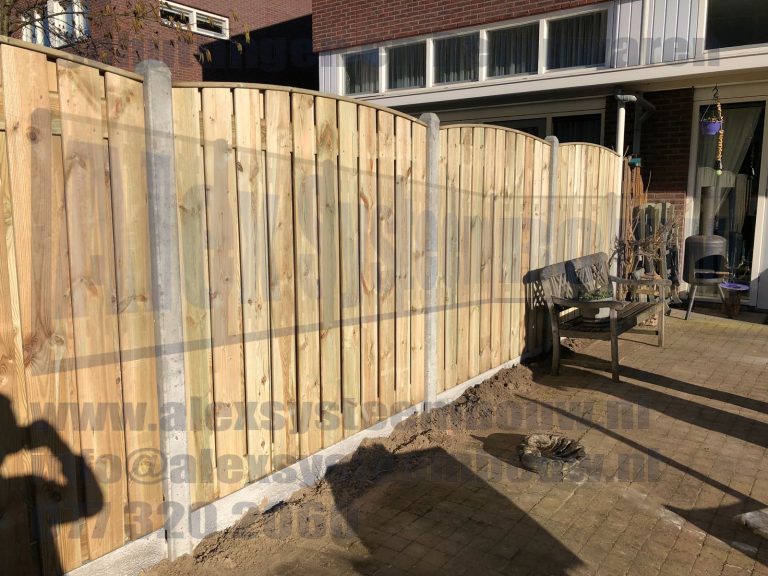Schutting met 23 planks grenen tuinschermen getoogd