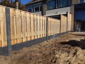schutting-verspringing-21-planks-hout-beton-lariks-douglas