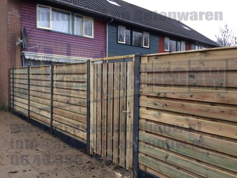 Schutting met 21 planks grenen tuinschermen horizontaal en een poort van 100cm breed