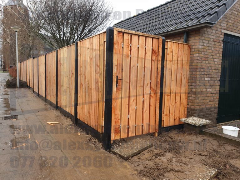 Schutting met 23 planks lariks/douglas tuinschermen, poort en verspringingen