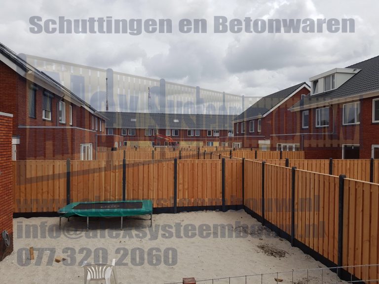 Schutting met 21 planks lariks/douglas tuinschermen in nieuwbouwwijk