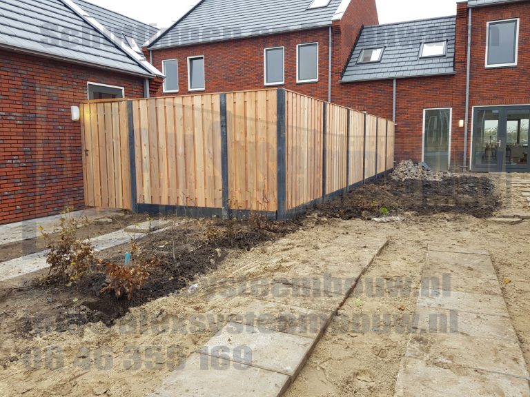 Schutting met 21 planks lariks/douglas tuinschermen en poort