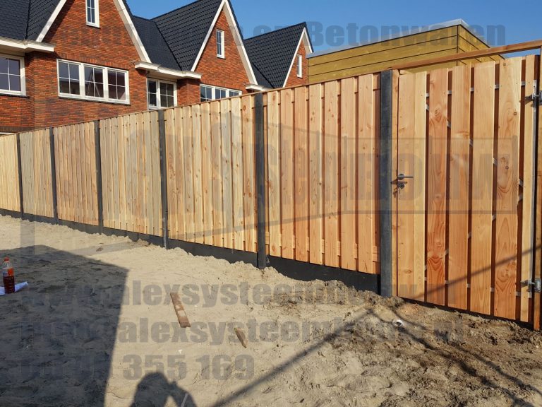 Schutting met 21 planks lariks/douglas tuinschermen en poort