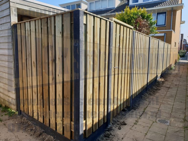 Schutting met 21 planks grenen tuinschermen en enkele poort van 100cm breed