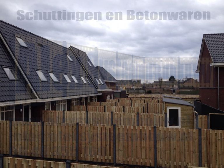 Schuttingen met 19 planks grenen tuinschermen in nieuwbouwwijk