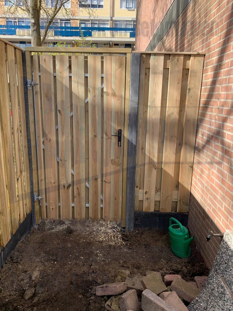 Enkele poort met grenen hout 100cm breed incl zwart gecoat slot