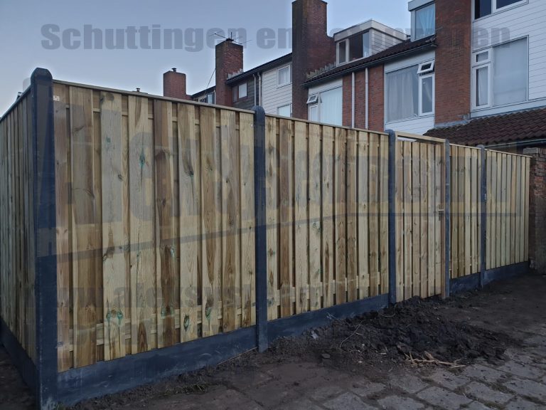 Schutting voorzien van 21 planks tuinschermen met poort. De betonpalen zijn voorzien van een kegelkop.