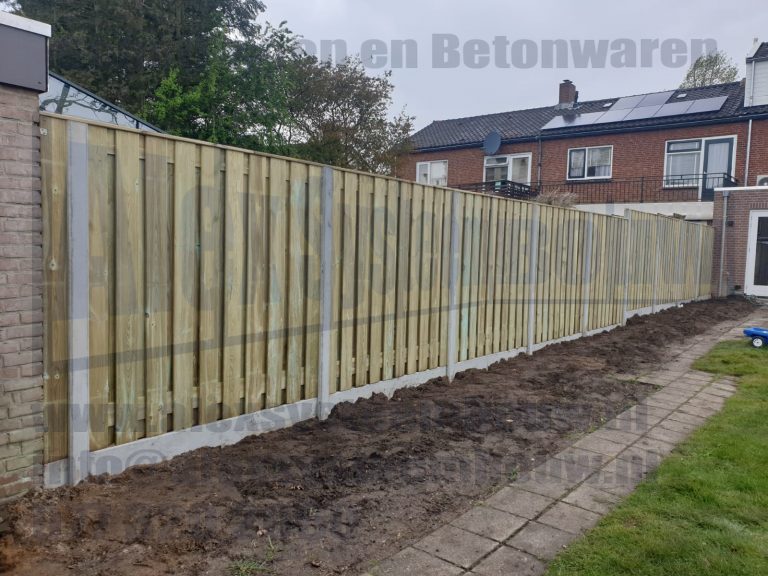 Erf afscheiding voorzien van 21 planks grenen tuinschermen met grijze betonpalen en onderplaten