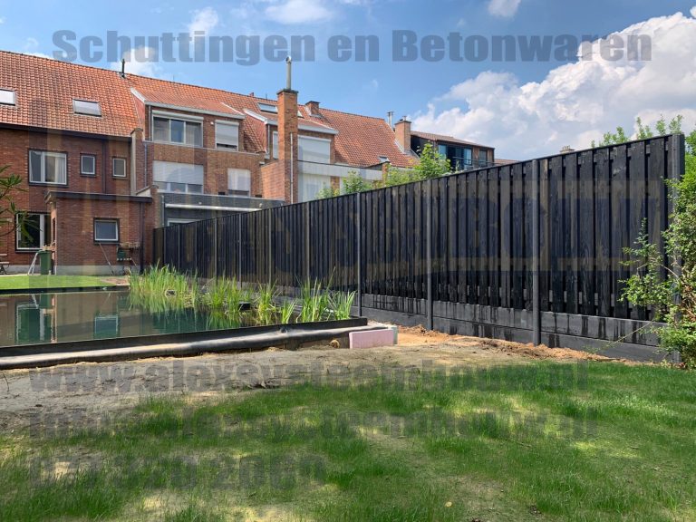 21 planks zwart gecoate (één deklaag) tuinschermen  voorzien van 2 betonnen onderplaten per vak