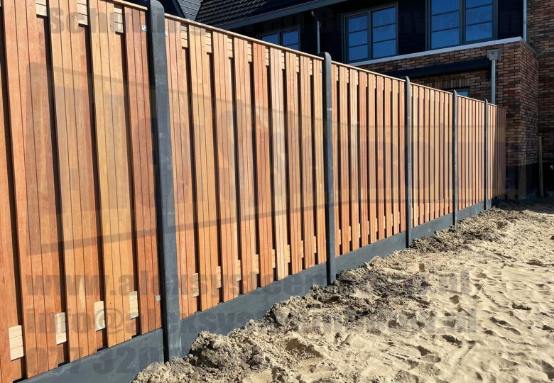 19 planks hard houten tuinschermen i.c.m. betonpalen voorzien van kegelkop
