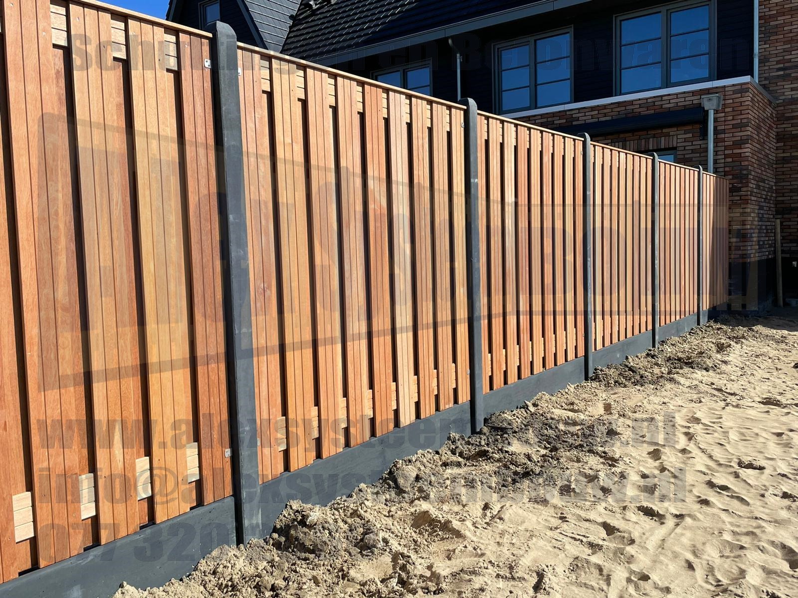 19 planks hard houten tuinschermen i.c.m. betonpalen voorzien van kegelkop