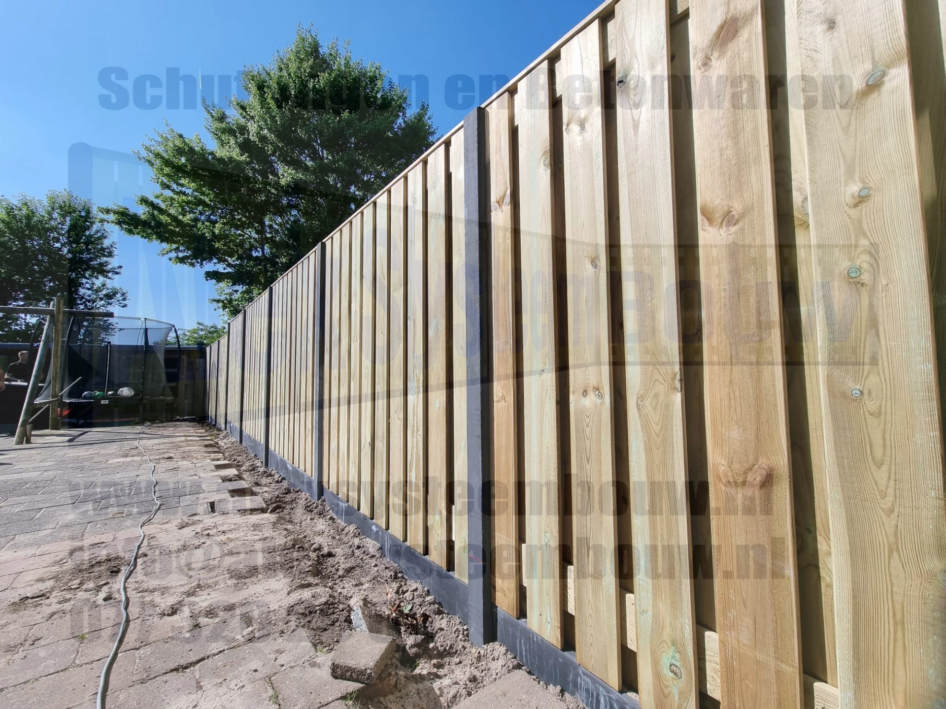 21 planks grenen houten tuinschermen i.c.m. vlakke kop betonpalen