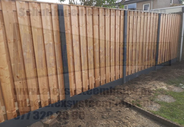 21 planks Red Class Wood tuinschermen i.c.m. antracieten beton elementen en betonpalen voorzien van vlakke kop