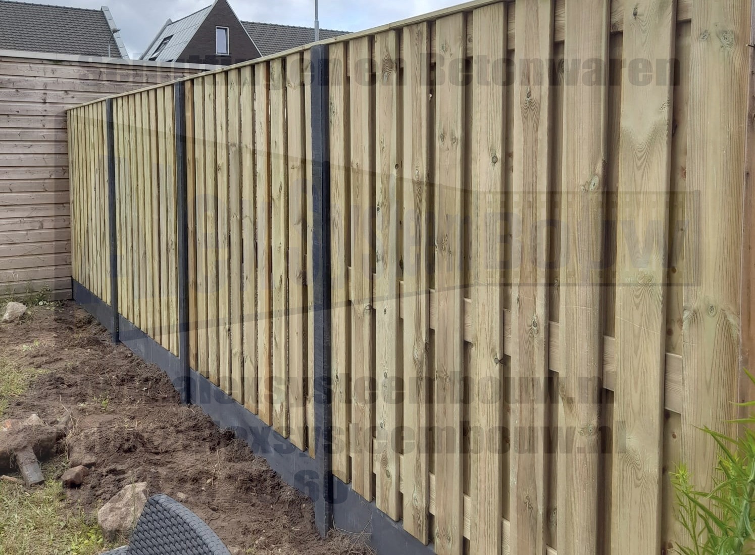 21 planks grenen tuinschermen voorzien van extra middenplank i.c.m. antracieten beton elementen en betonpalen met vlakke kop