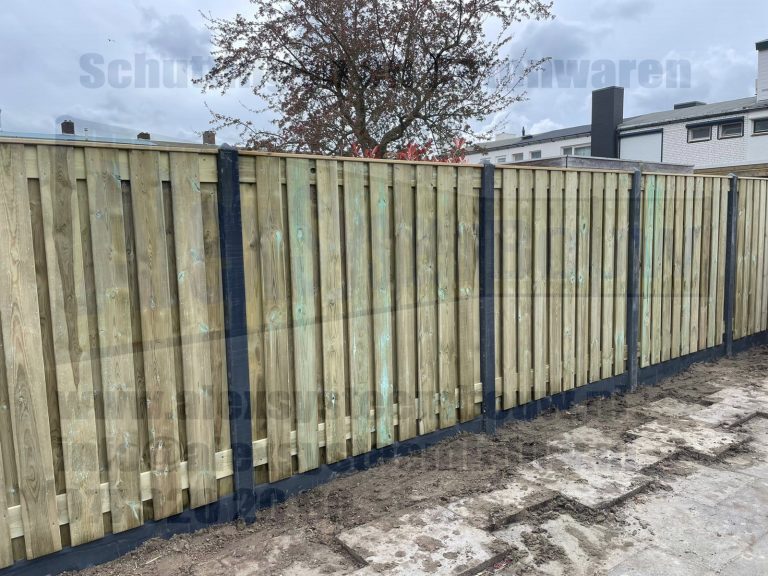 21 planks geïmpregneerd grenen hout i.c.m. piramidekop betonpalen