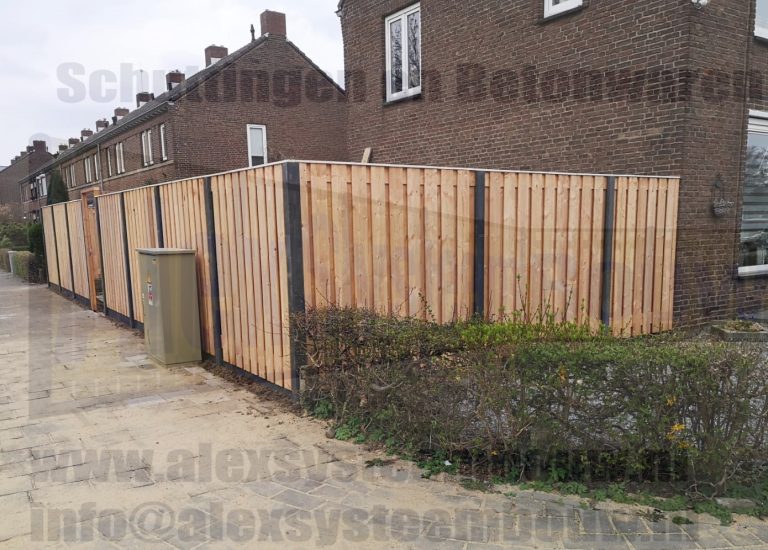 21 planks Red Class Wood tuinschermen i.c.m. antracieten beton elementen