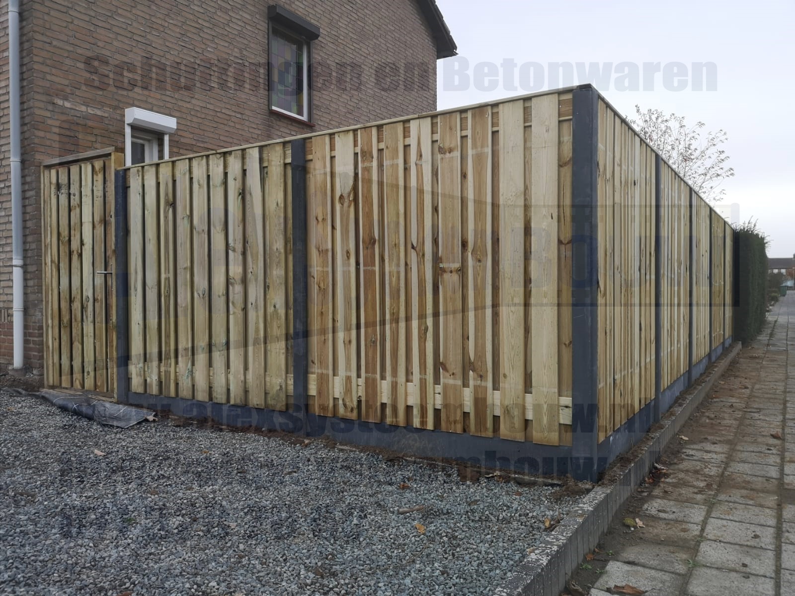 Hout beton schutting voorzien van 21 planks geïmpregneerde grenen tuinschermen