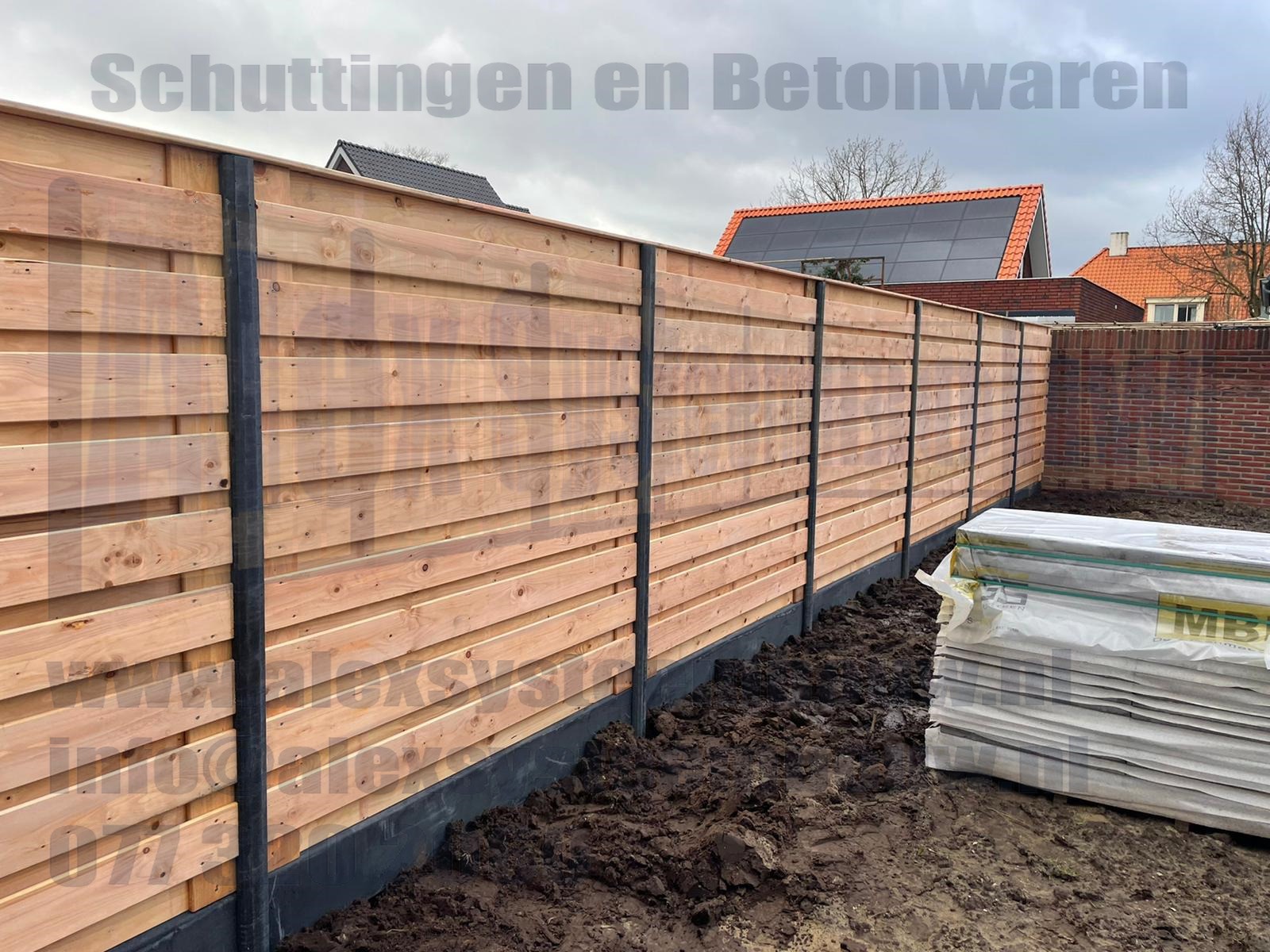 21 planks horizontale Red Class Wood tuinschermen i.c.m. antracieten beton elementen en betonpalen voorzien van vlakke kop