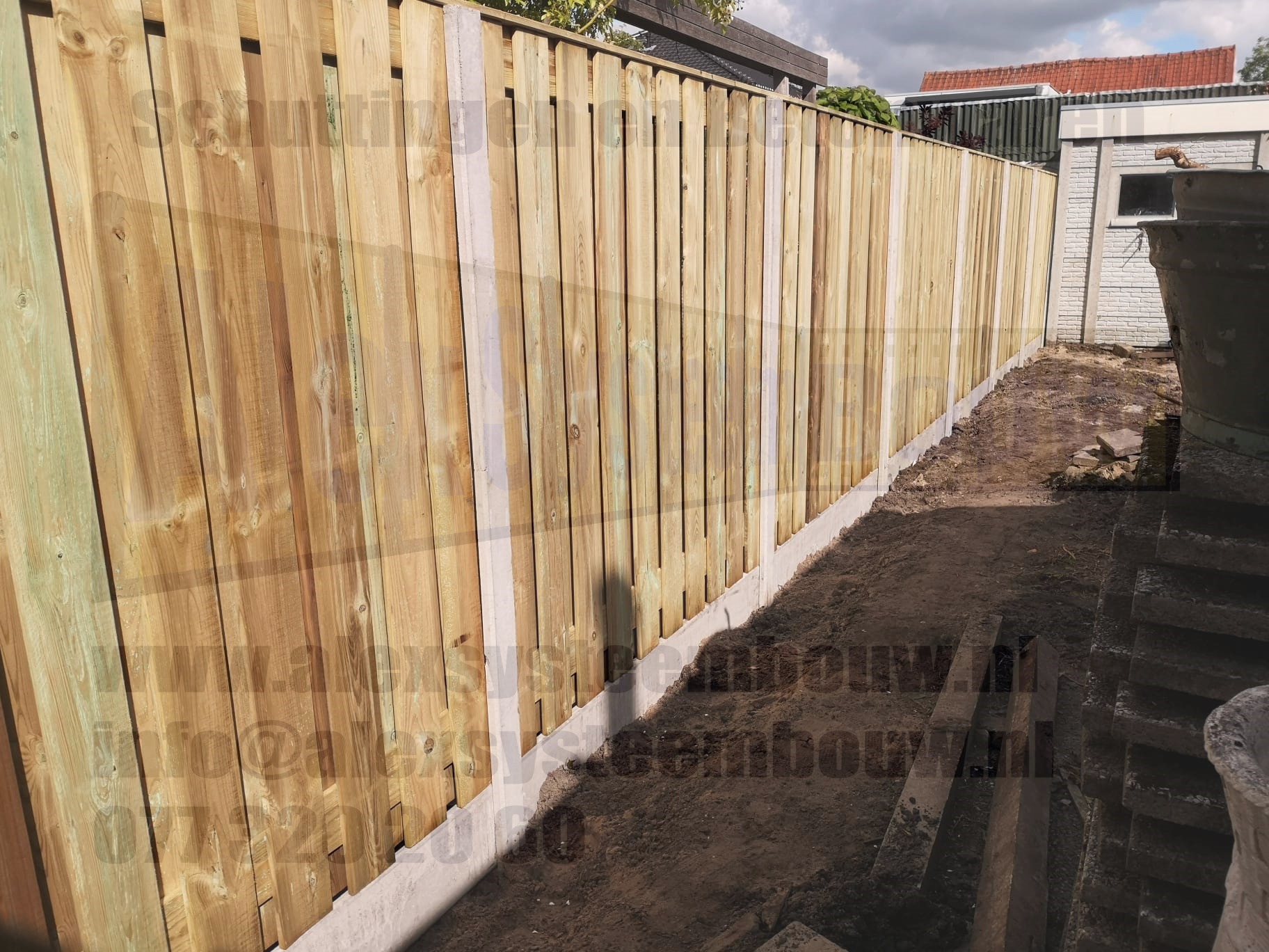 Deze schutting is voorzien van 21 planks (19+2) grenen houten tuinschermen in combinatie met licht grijze beton elementen