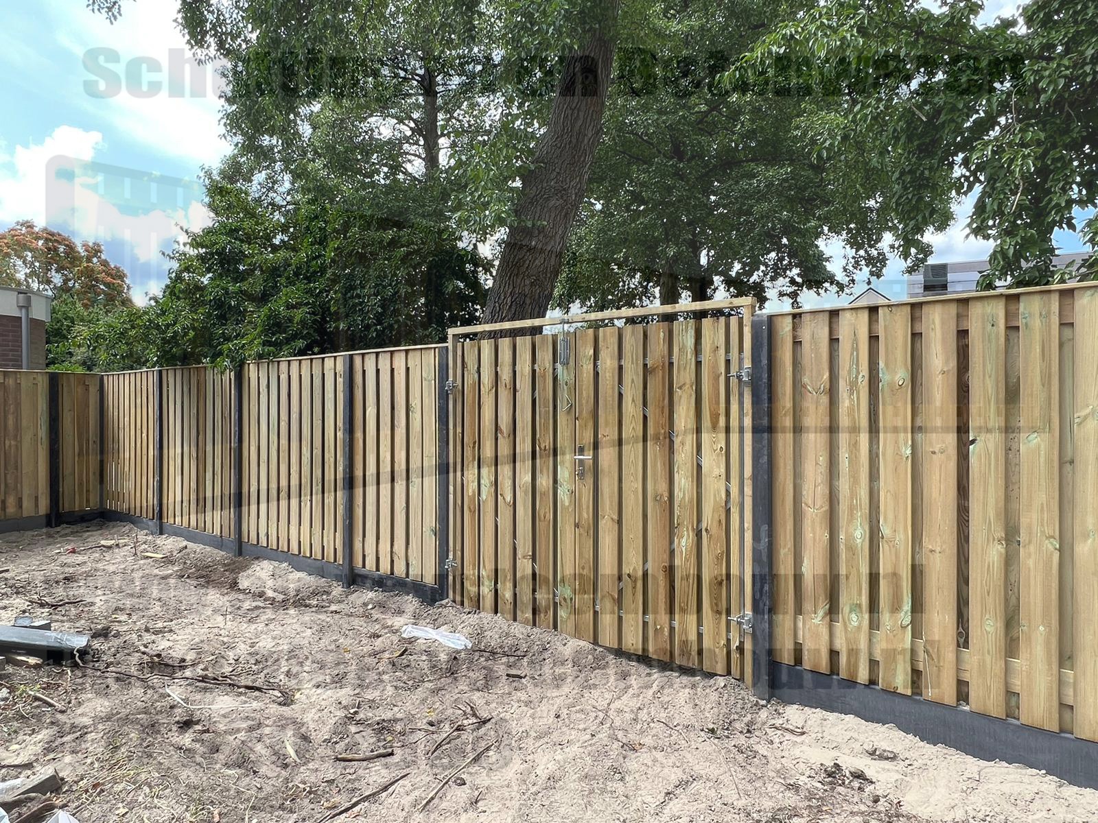 Deze tuin hebben wij mogen voorzien van een hout beton schutting in combinatie met een dubbele poort van 2x 110x195cm