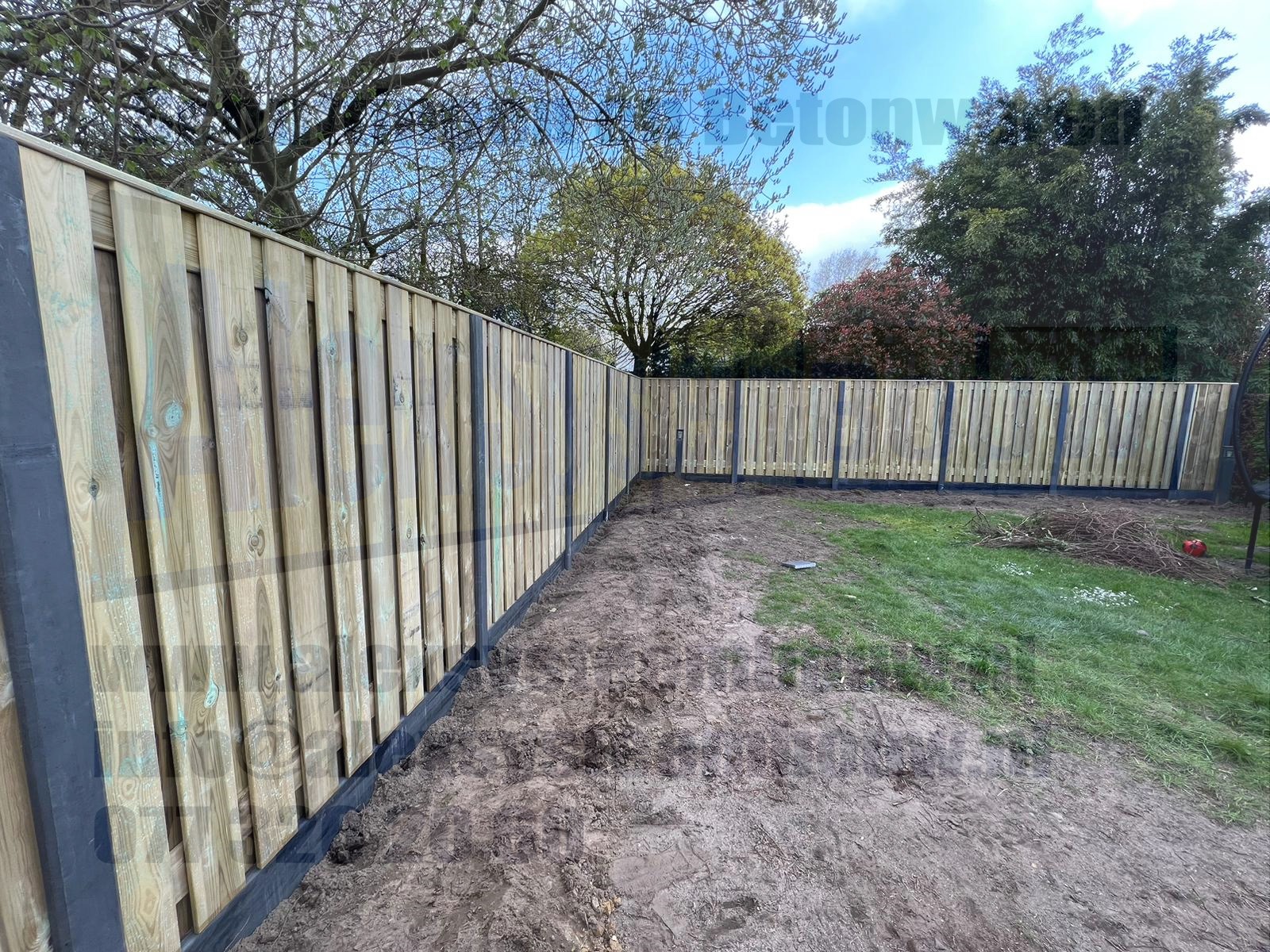 21 planks grenen tuinschermen i.c.m. antracieten beton palen met vlakke kop en doorlopende sponning